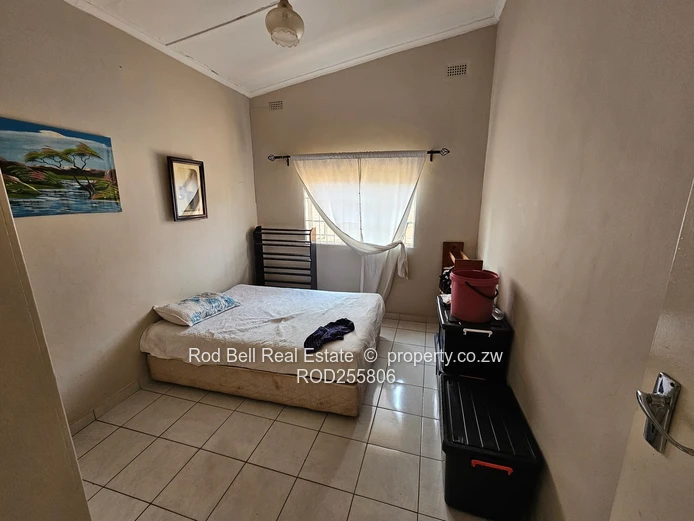 2-Bed Athlone Home on 3007 m² — Large Garden & Tiled Lounge