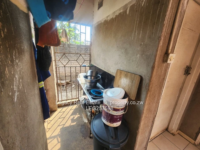 Spacious 4-Bed Home in Zimre Park with Borehole