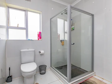 2 Bedroom Flat & Apartment