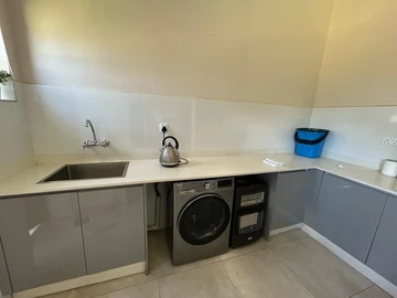 4 Bedroom Flat & Apartment