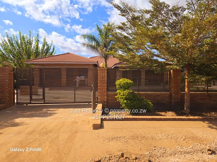 Sandton Park: 5-Bed Home with Island Kitchen & Borehole