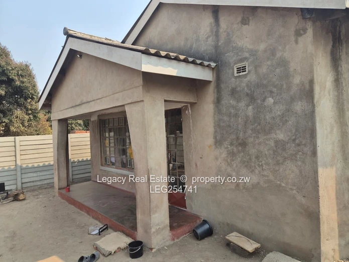 7-Bed Budiriro: Borehole, Gated Yard & Open Lounge (Sole Mandate)