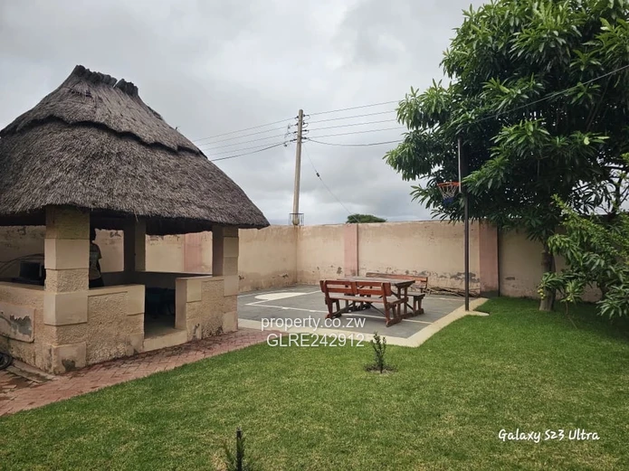 4-Bed Home with Large Paved Drive, Garden & Borehole - Sandton Park