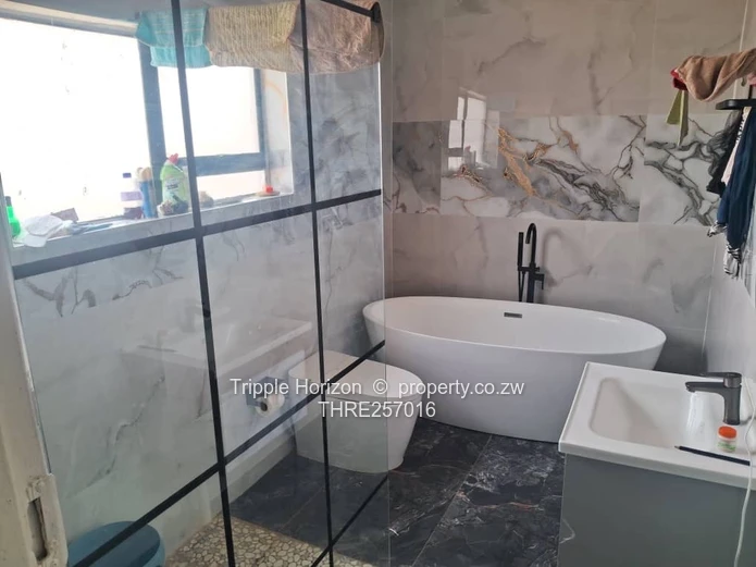 Glaudina 2-Bed Home - Borehole, Freestanding Tub & Stylish Dining