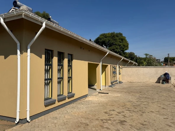 4 Bedroom Flat & Apartment