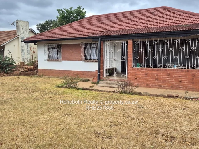 Braeside 3-Bed Home - 800m², Garden & Staff Quarters
