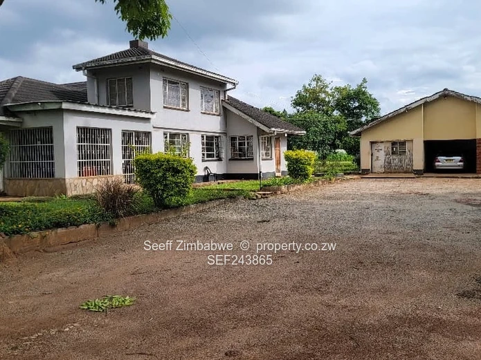 Spacious 4-Bed Marlborough Home on 9,070 m² with a Cottage