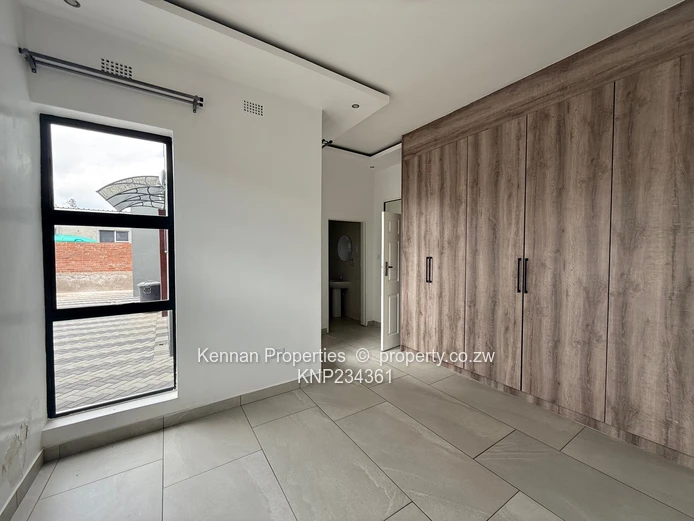 Modern Townhouse in secure Peakwood Village 