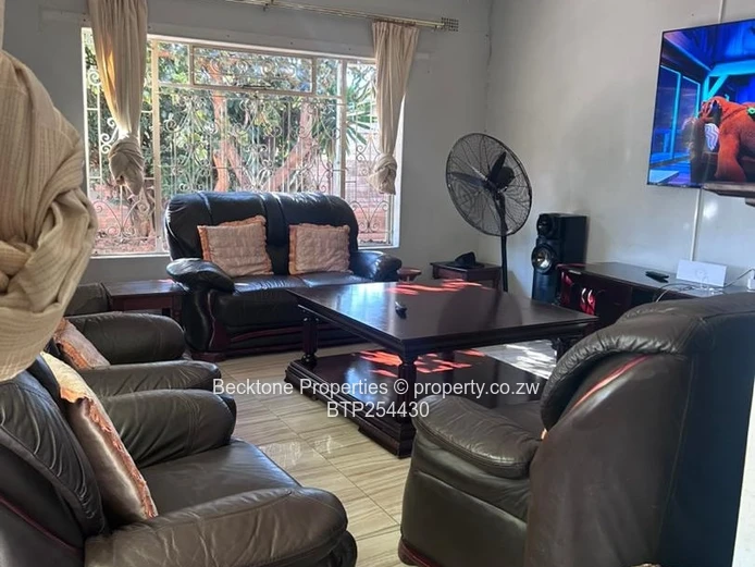 Selbourne Park: 4-Bed Home with Pool on 2500m²