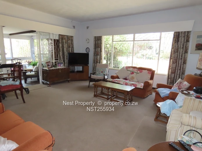 Neat Corner Garden Flat in Greendale North!