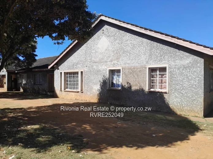 4-Bed Family Home on 1,500m² with Borehole, Borrowdale West