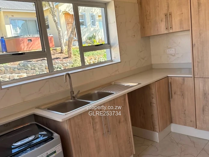 Sunlit Greystone Park 3-Bed Apartment — Balcony & Modern Baths