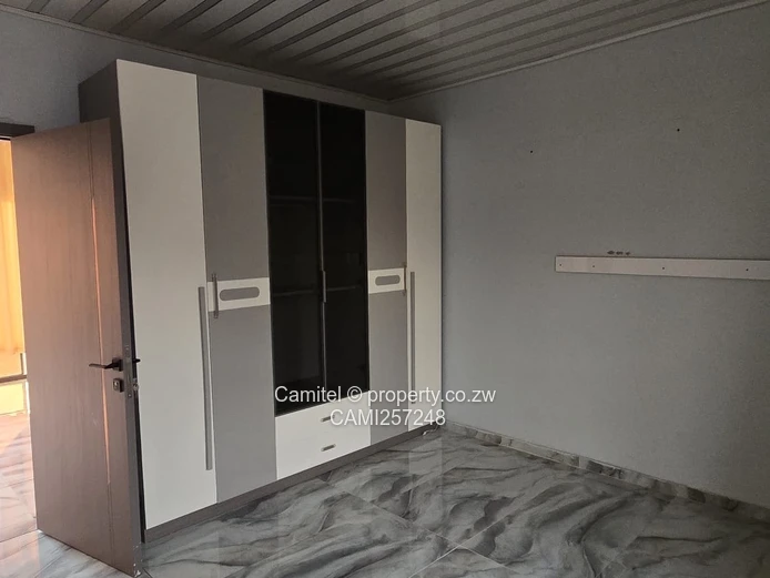 Sunlit 2-Bed Cottage Arlington — 2000m² Plot + Borehole