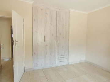 2 Bedroom Flat & Apartment