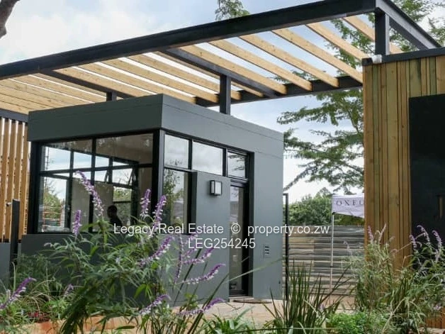 Stylish 3-Bed Garden Flat with Private Patio in Vainona