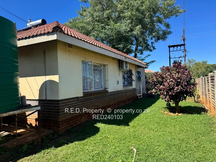 An Ideal Move-In-Ready Home In Queenspark East!