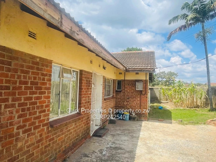 4-Bedroomed Fix-Me-Upper: A Great Investment (Sole Mandate)