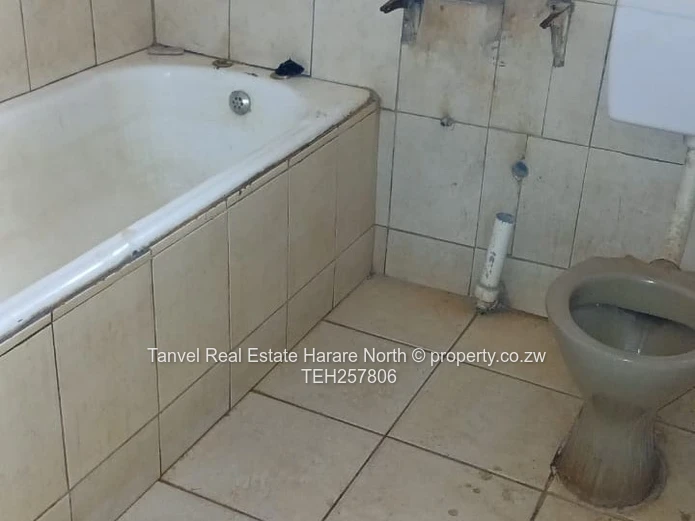 Hatcliffe, 70k,5 bedrooms two kitchens and a lounge ,2 bathrooms with toilets with both shower and t