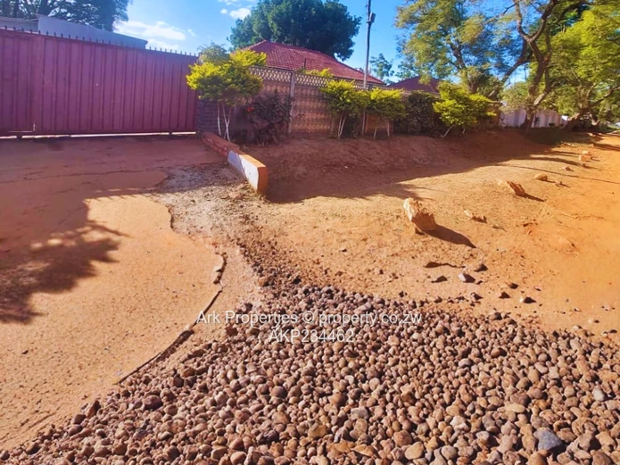 MABELREIGN - MEYRICK PARK (Close to Sherwood Golf Club)