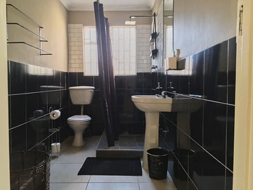 2 Bedroom Flat & Apartment