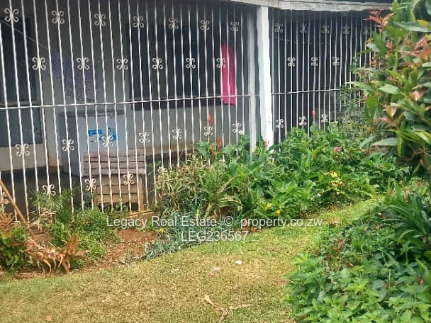 Urban Elegance: 2-Bedroom Garden Flat In Avondale