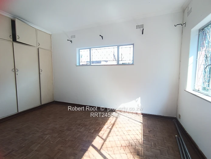 2 bed flat in Avondale