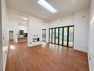 4 Bedroom Flat & Apartment