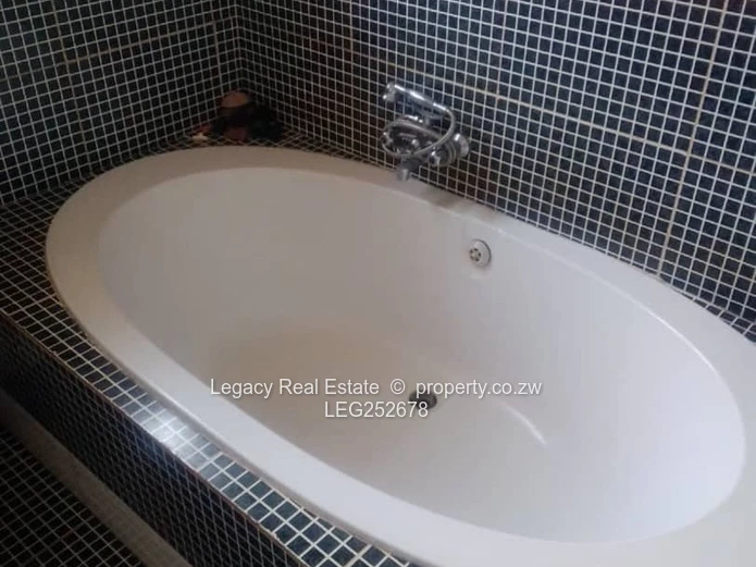 3-Bed Home with Cozy Lounge & Tiled Bath – Crowhill Views