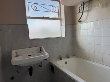 2 Bedroom Flat & Apartment