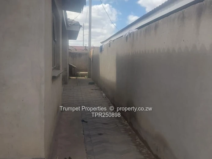 Mufakose Ext 4-Bed House – Borehole, Walled Yard & Security Gate (Sole Mandate)