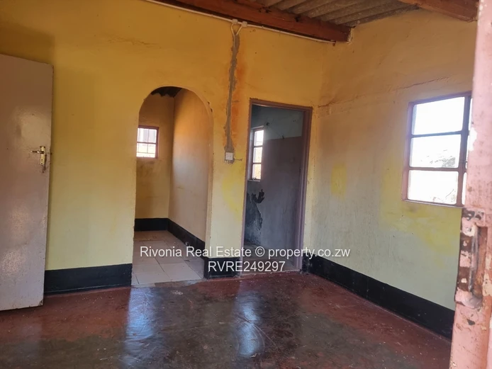 2-Bed Cottage with Spacious Garden & Borehole – Greendale North