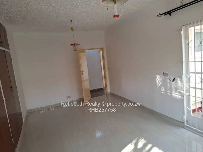 Spacious 4-Bed Home in Greystone Park — 4000m², Borehole