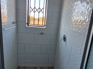 2 Bedroom Flat & Apartment