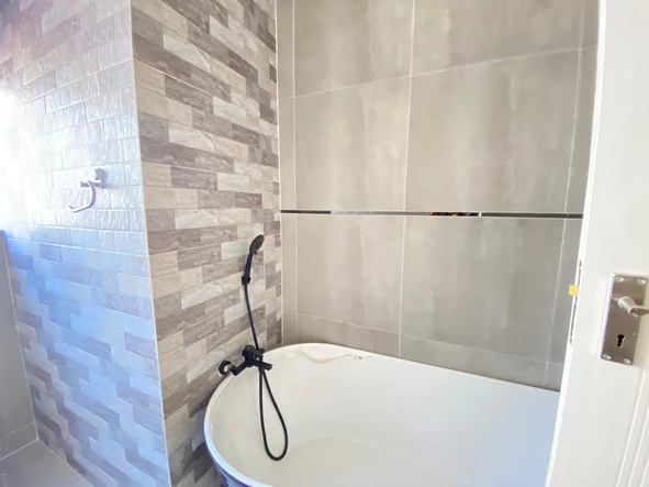 4 Bedroom Flat & Apartment