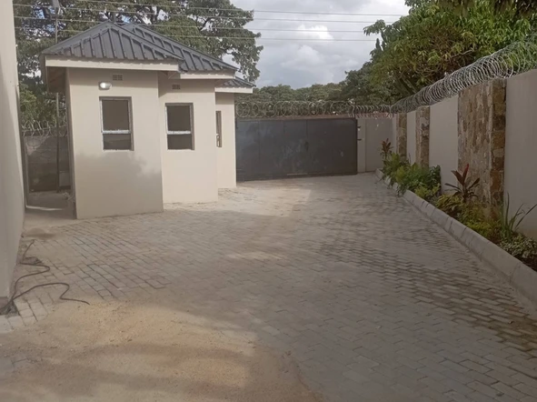 2 Bedroom Flat & Apartment