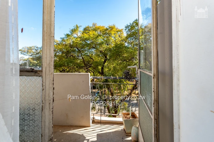 Avenues 1 bed flat for Sale (Sole Mandate)