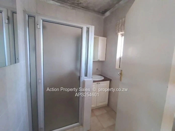 Neat 3 Bed Garden Flat! 