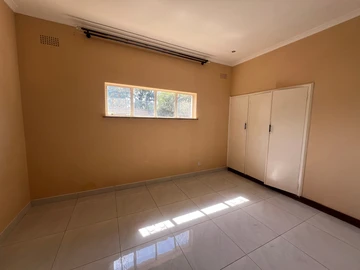 2 Bedroom Flat & Apartment