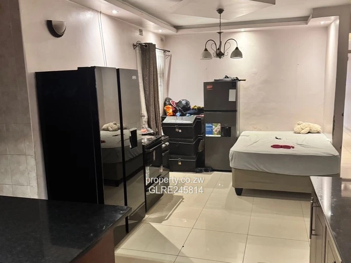 Stylish 4-Bed in Madokero - Borehole & Island Kitchen