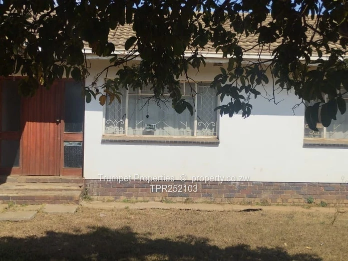 3-Bed Cotswold House - Fitted Kitchen, Flatlet & Garage