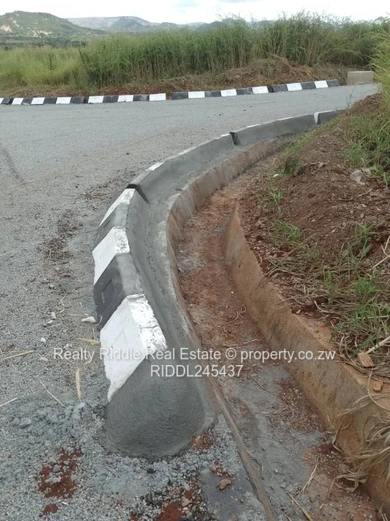 1250m² Bindura Stand — Tar Road, Water Tanks & Views