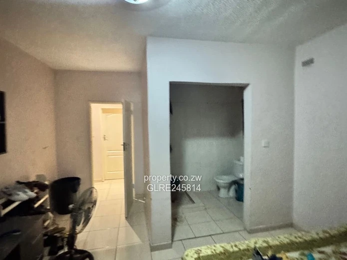 Stylish 4-Bed in Madokero - Borehole & Island Kitchen