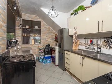 3 Bedroom Flat & Apartment