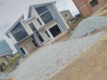 4 Bedroom Flat & Apartment