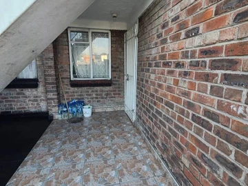 2 Bedroom Flat & Apartment