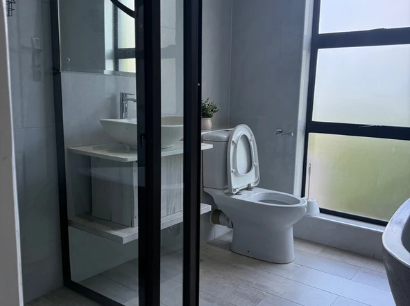 4 Bedroom Flat & Apartment