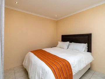 2 Bedroom Flat & Apartment