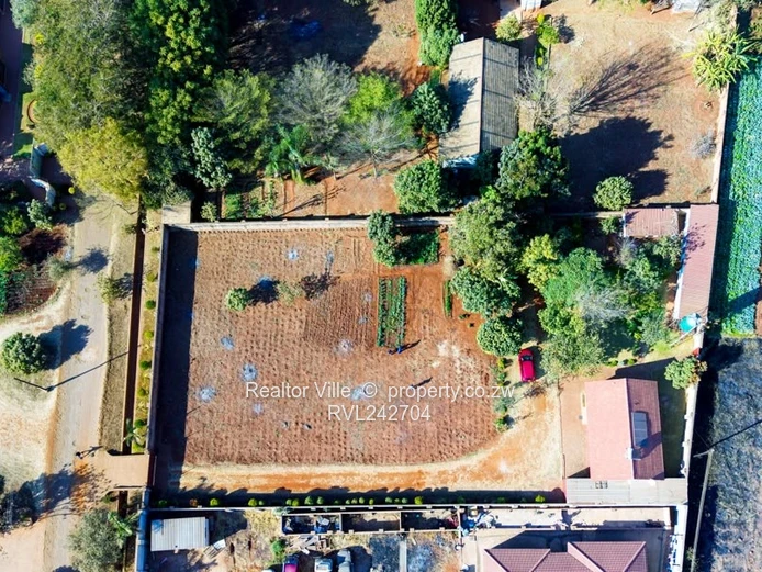 Tynwald Walled 2,518m²: 3-Bed Home with Borehole