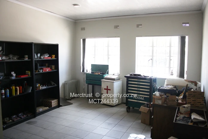 Spacious factory/warehouse