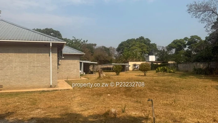 Newlands Office: 780m² with 10 Big Offices + a Conference Space on 6,100m² — Paved Drive & Borehole